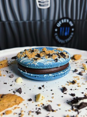 Cookie Monster Macaron