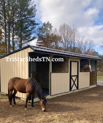 10x24 TWO STALL BARN. HALF WALLS. CENTER FEED ROOM