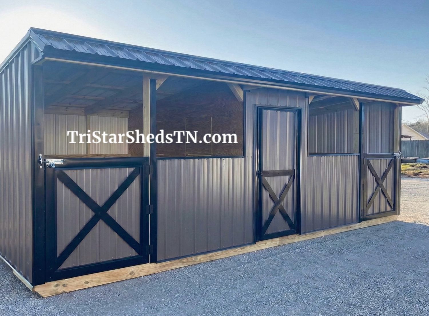 10x24 DELUXE TWO STALL BARN. CENTER FEED ROOM