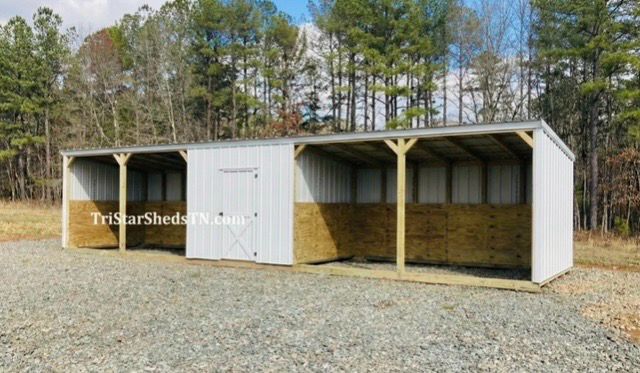 10x32 DOUBLE RUN BARN. Center Tackroom