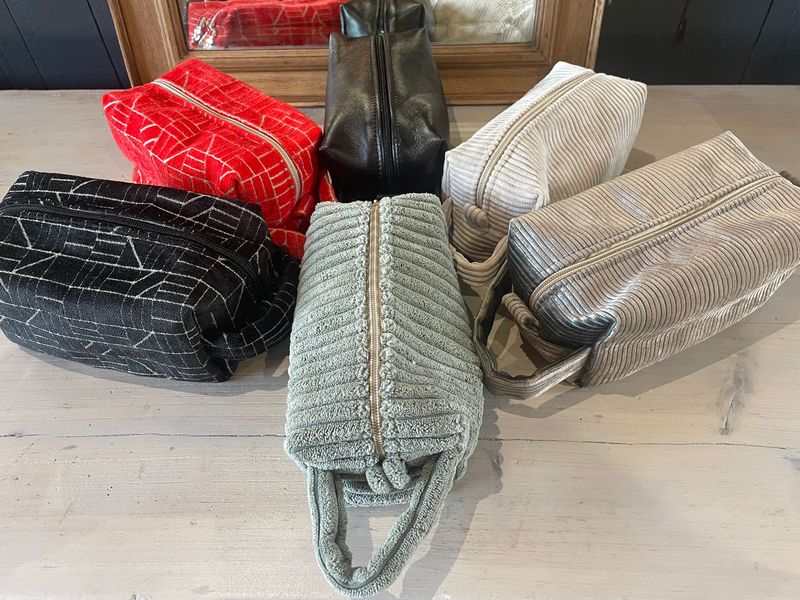 TROUSSE MAQUILLAGE CUBIQUE A POIGNEE DE TRANSPORT