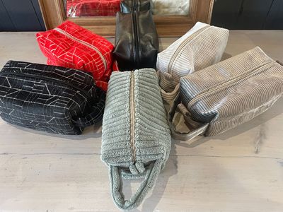 TROUSSE MAQUILLAGE CUBIQUE A POIGNEE DE TRANSPORT