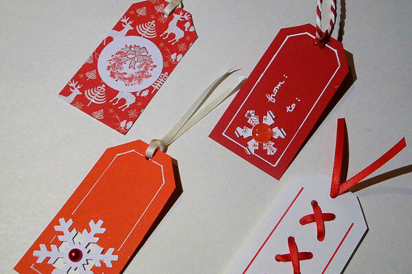 Set de 4 étiquettes cadeaux dans les tons rouges