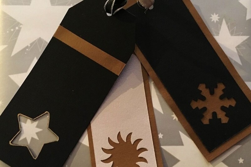 Set de 3 étiquettes cadeaux dans les tons noirs et kraft