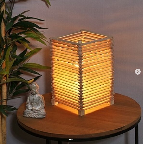 Lampe à poser en bâtonnets de glace et perles de bois