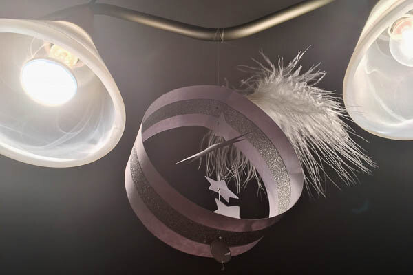 Suspensions en cercle de papier et plume
