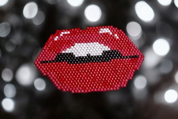 Broche 'Sourire tissé'
