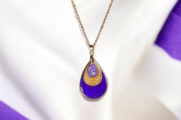 Pendentif 'Lune pourpre'