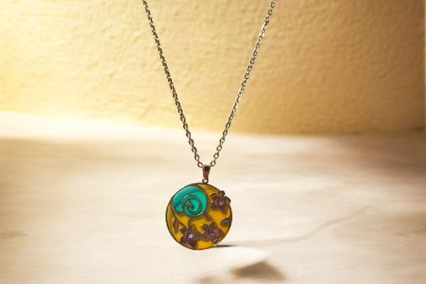 Pendentif 'Corolle dorée'