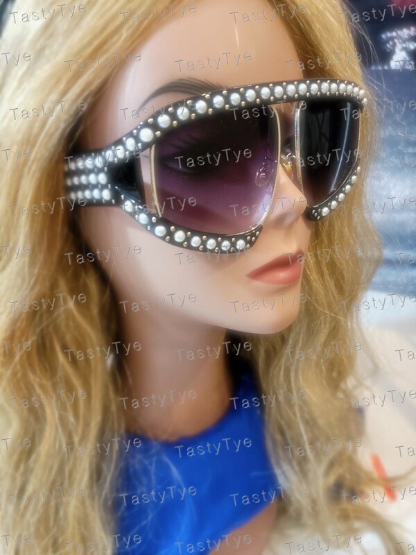 PEARL TO THE WORLD dark shades