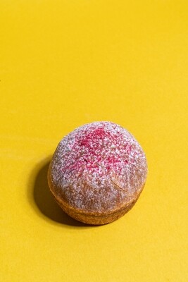 Brioche spurga su maskarponės kremu ir braškiniu įdaru (2 vnt.)