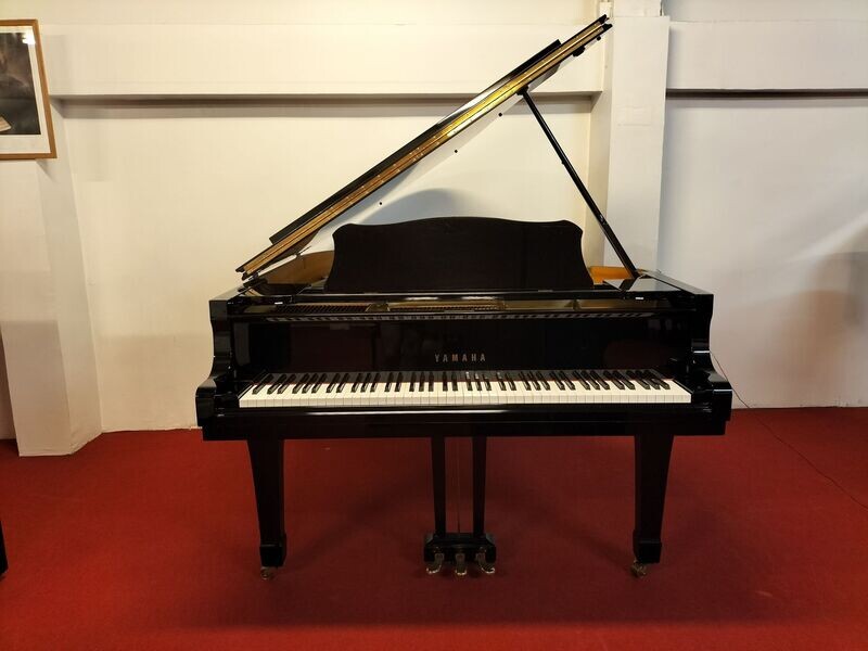 Piano quart de queue Yamaha G2 d'occasion laqué noir pour petits espaces