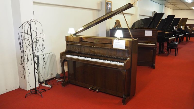Piano droit Schimmel 112 chippendale lampes occasion 