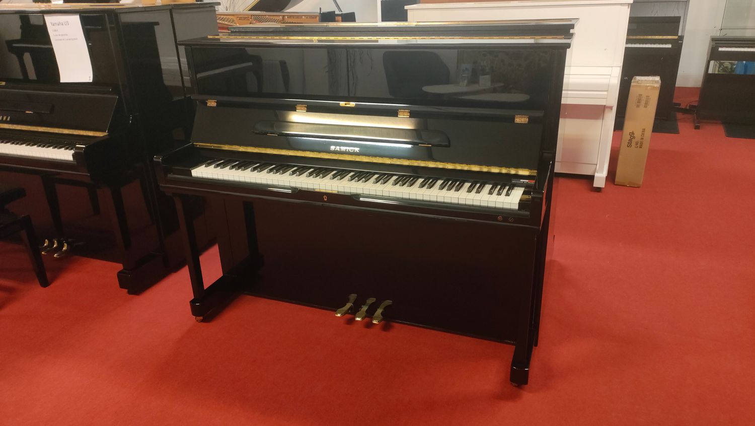 Piano droit Samick SU118 noir brillant