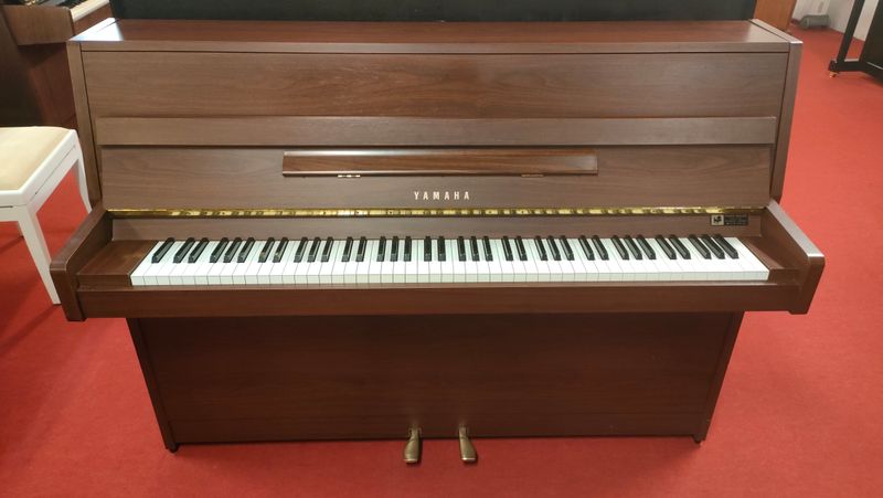 Piano droit Yamaha en bois foncé