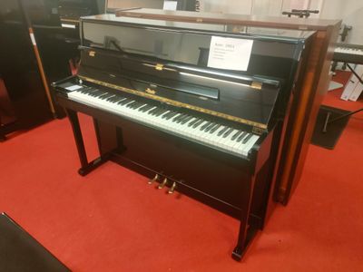 piano droit acoustique noir brillant