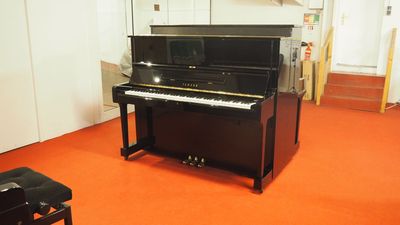 Piano droit Yamaha U1 noir brillant d'occasion Piano droit Yamaha U1 d'occasion dimension 121cm
