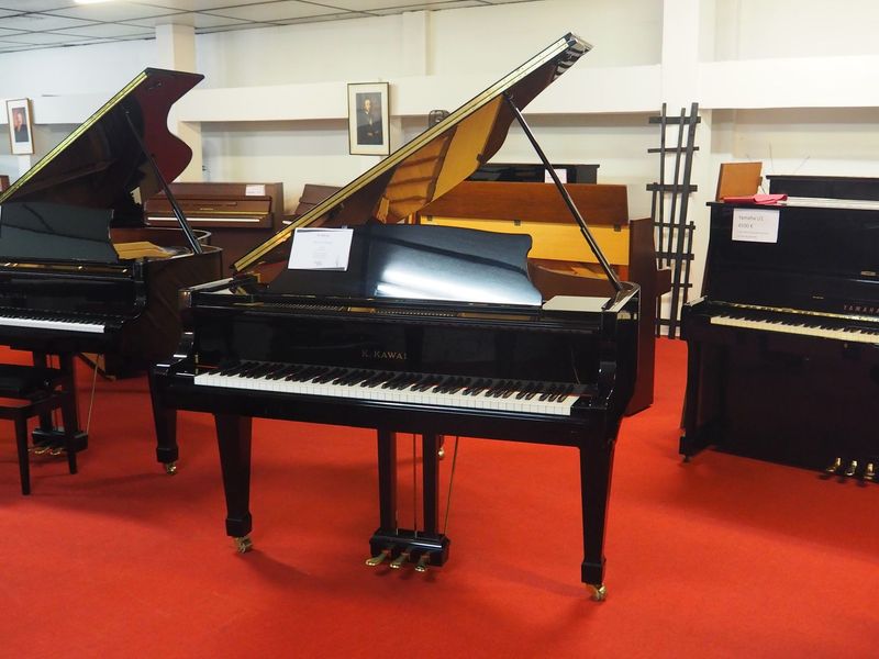 Piano à queue d'occasion Kawai RX2 laqué noir
