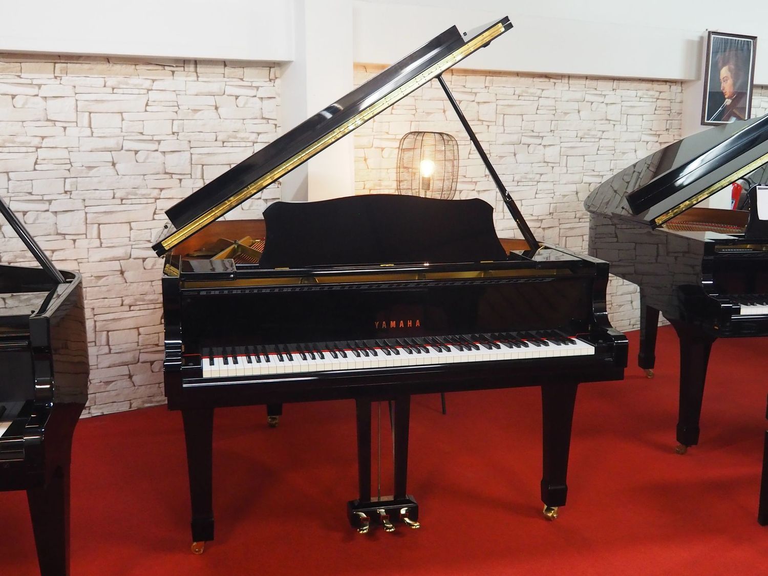 Piano à queue d'occasion Yamaha G2 laqué noir