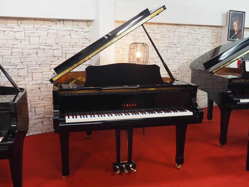 Piano à queue d'occasion Yamaha G2 laqué noir