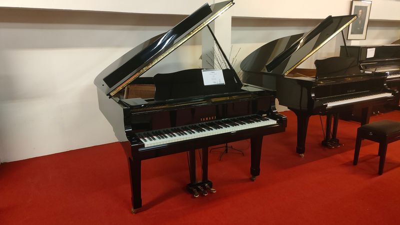 Piano quart de queue Yamaha C3 d'occasion noir brillant