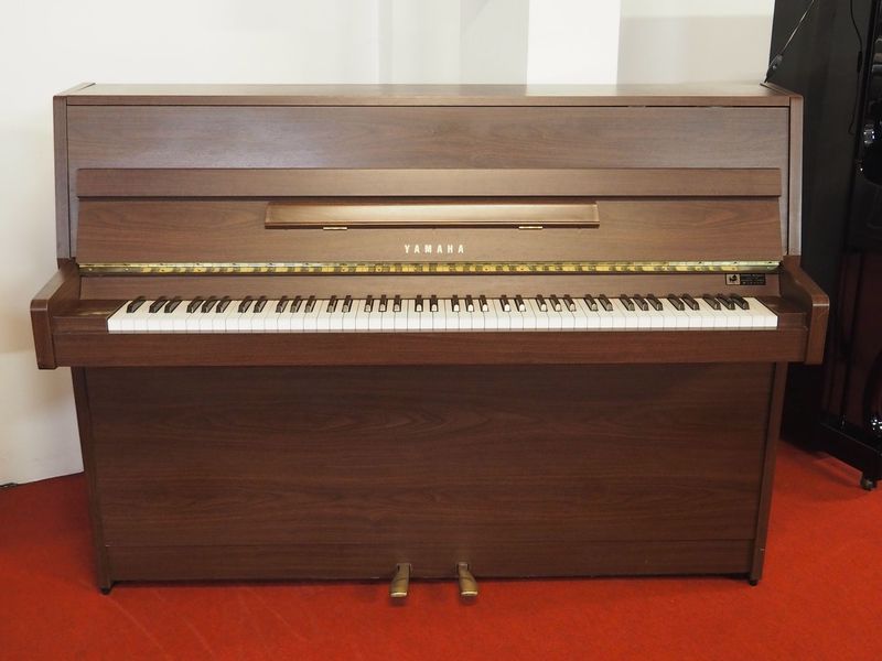 Piano d'occasion Yamaha E108 Piano droit occasion Yamaha E108 bois