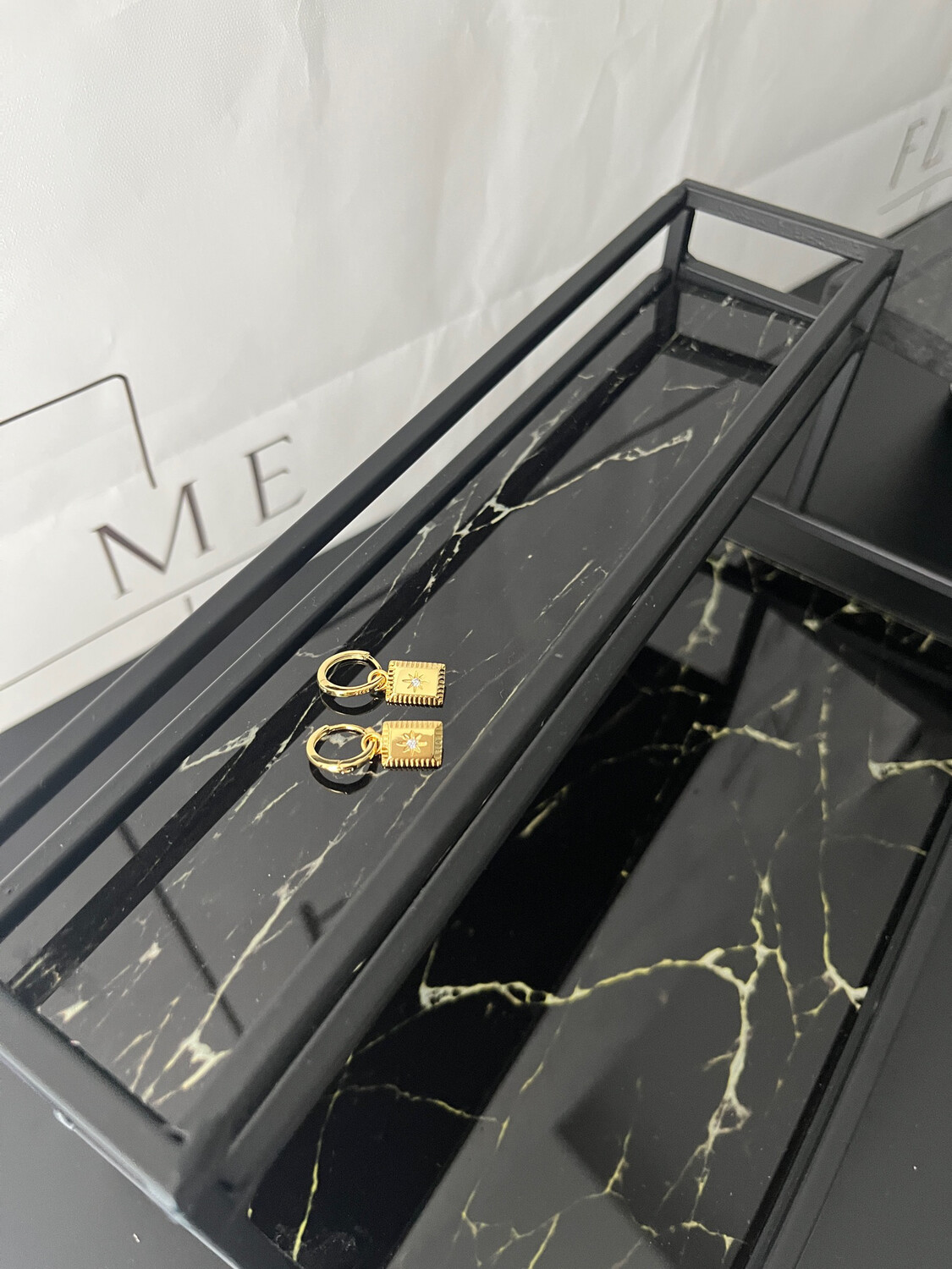 Ohrringe mit Anhänger Steinchen gold