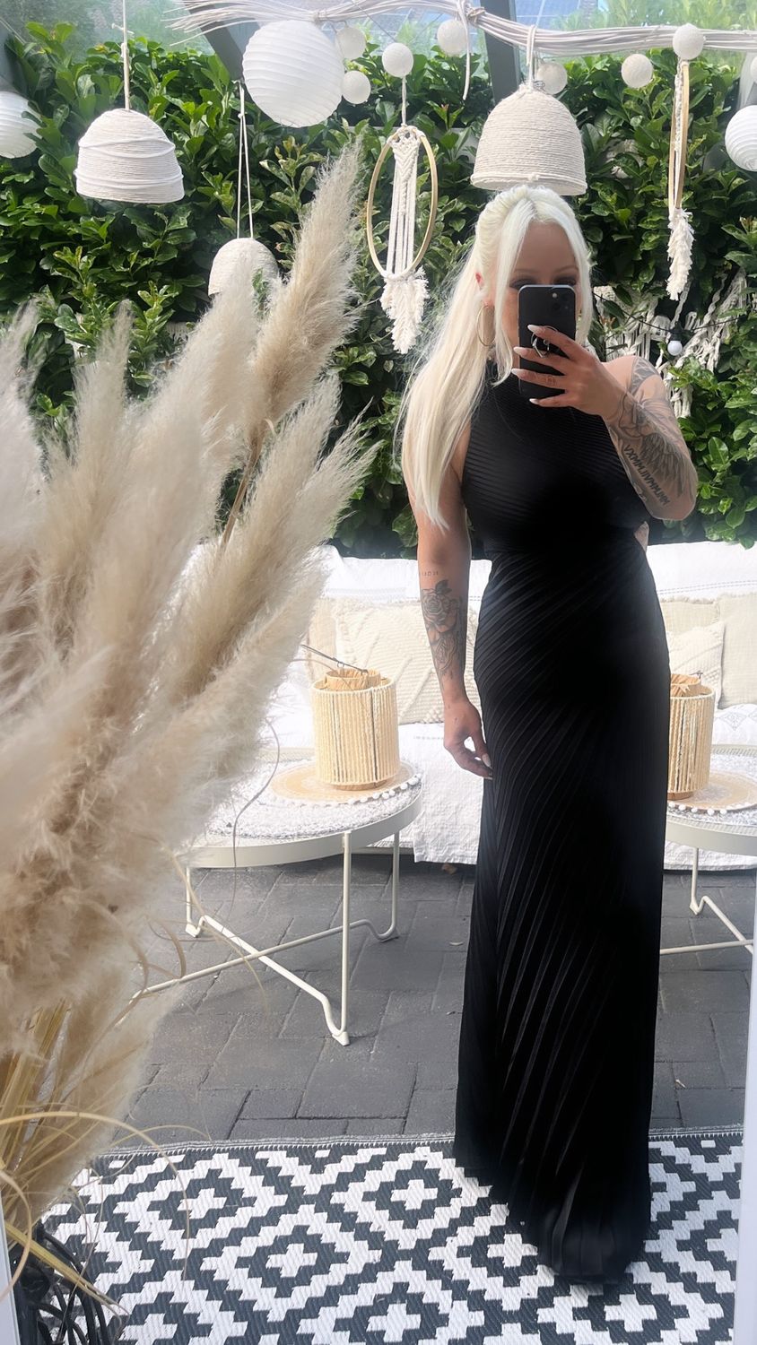 Asymmetrisches Plissee Kleid mit Öffnung an der Seite
