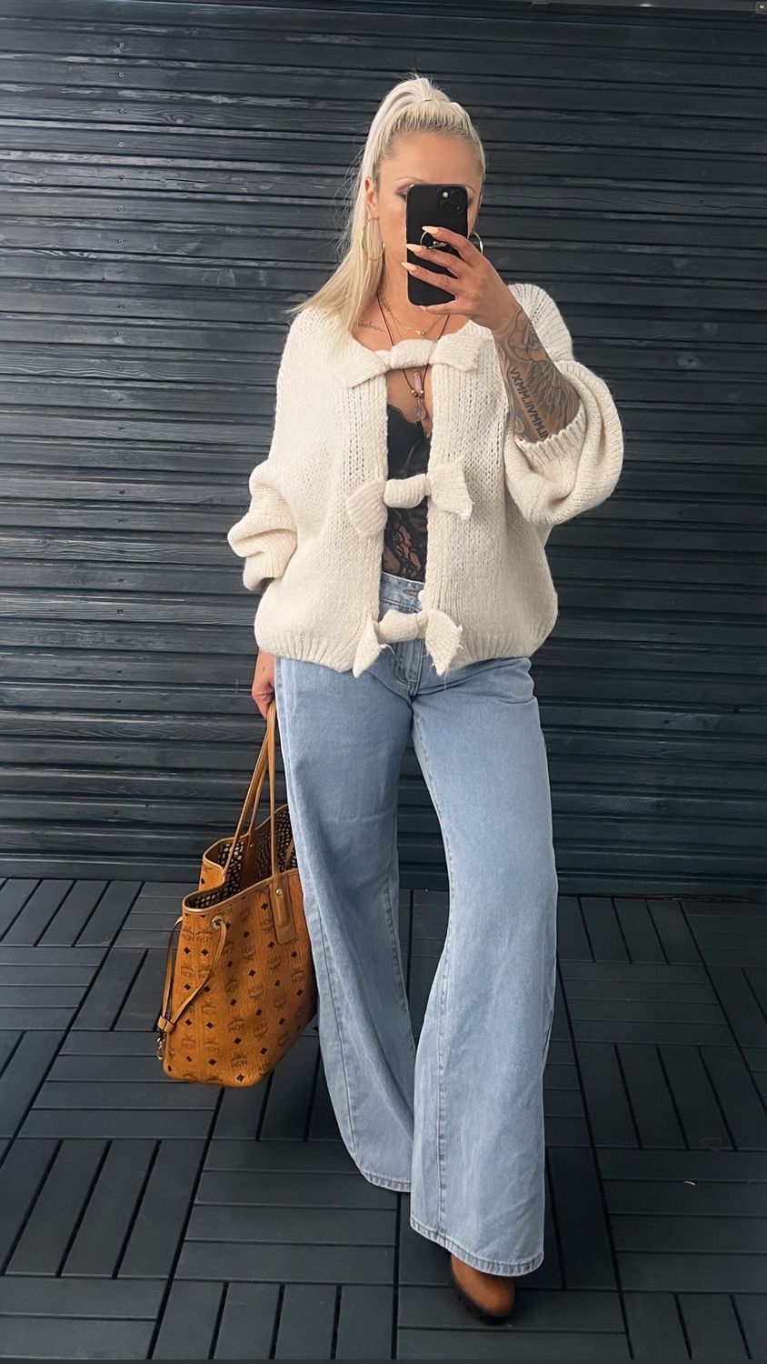 Strickjacke mit Schleifen