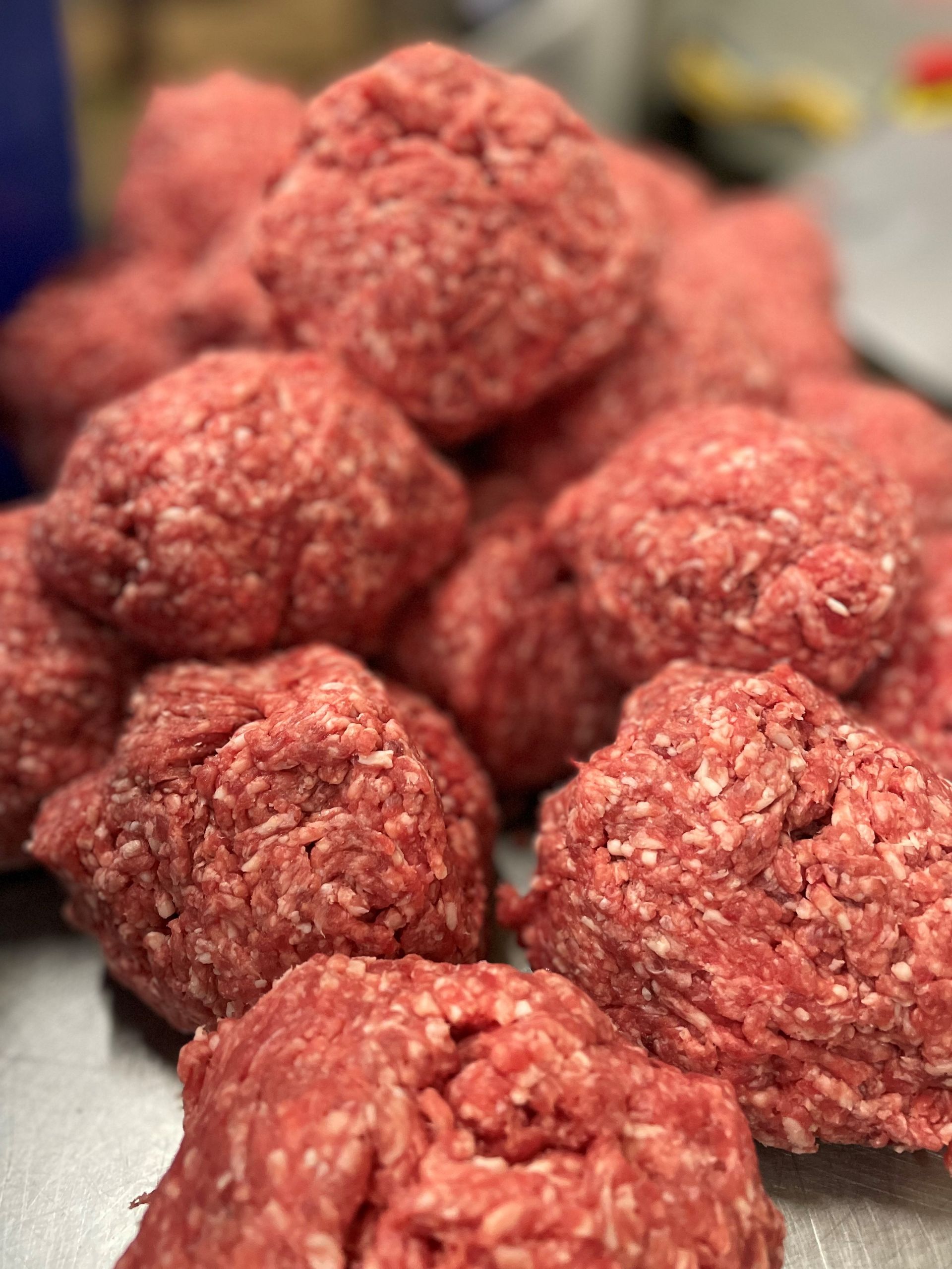 30lbs of fresh 85/15 dry-aged ground beef blend, vacuum sealed in 1lb packs for premium flavor and quality.