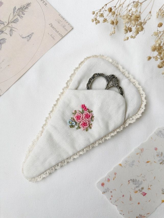 Roses Embroidered Scissors Pouch