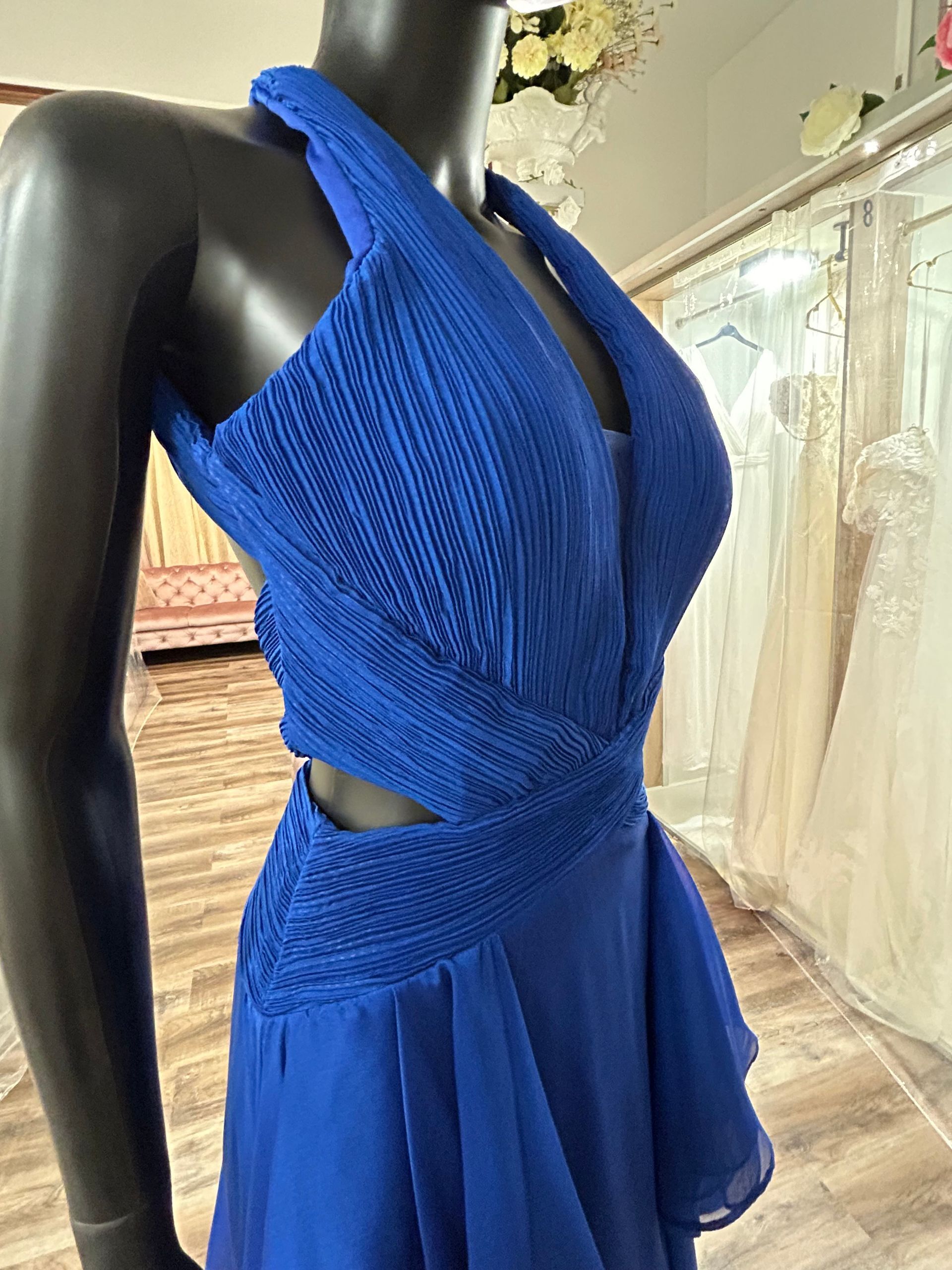 Perry - Kleid mit Volant, Cut Outs und Schlitz, Blau