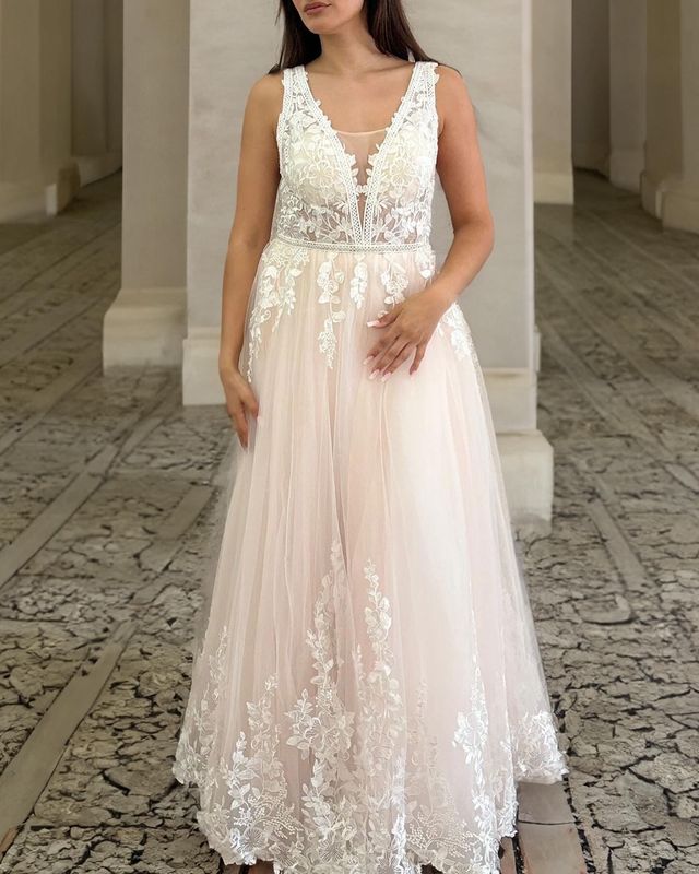 Floria - Brautkleid Rose farbiges Tüll mit Spitze Floria - Brautkleid Rose farbiges Tüll mit Spitze
