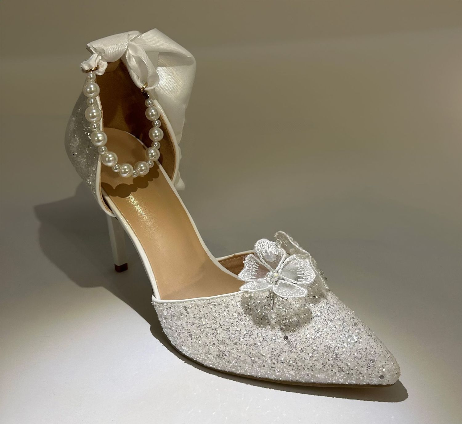 Glitzer High Heels mit Blümchen Applikation und Perlenband Gr./Size 40