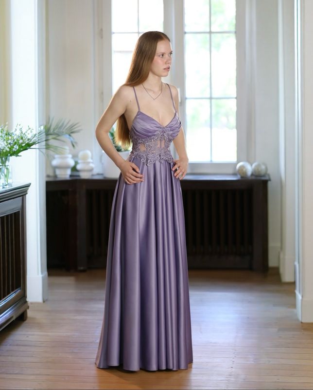Angelina - Korsage A - Linienkleid mit Spitze und Perlen - Lila Angelina - Korsage A - Linienkleid mit Spitze und Perlen - Lila