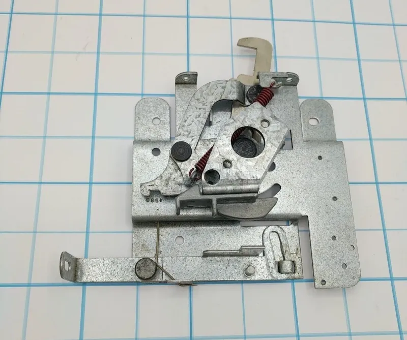 12001106 - OEM MAYTAG RANGE LATCH IN ORIGINAL PACKAGING - NO SCREWS - NLA