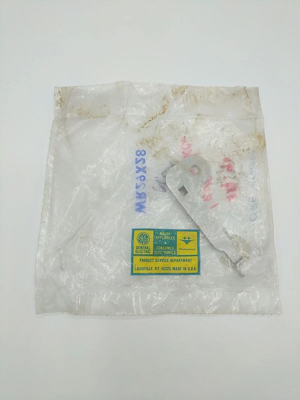 WR29X28 NEW GENUINE OEM GE REFRIGERATOR LEVER IN ORIGINAL PACKAGING - NLA