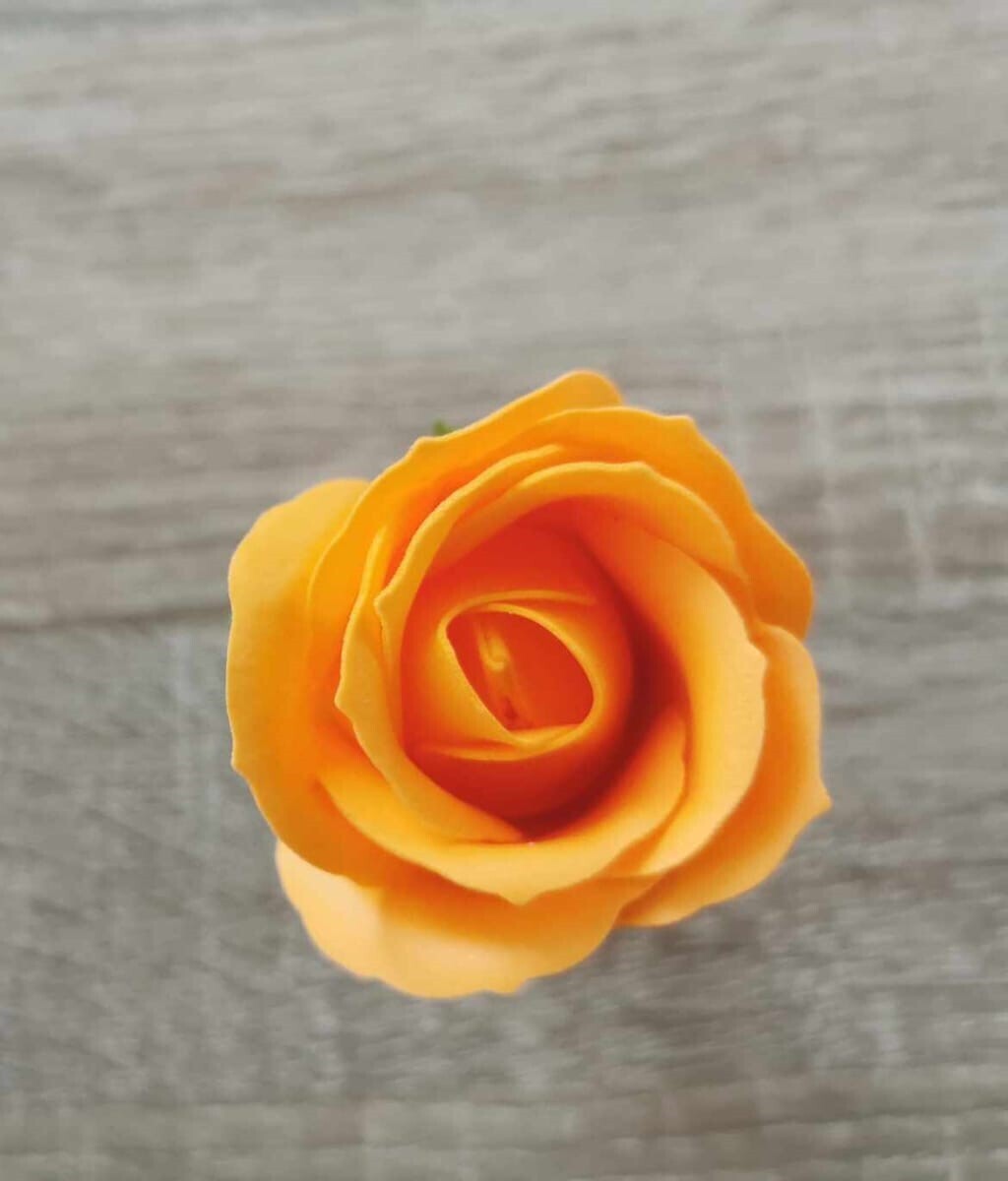 Orangefarbene handgemachte Blumen