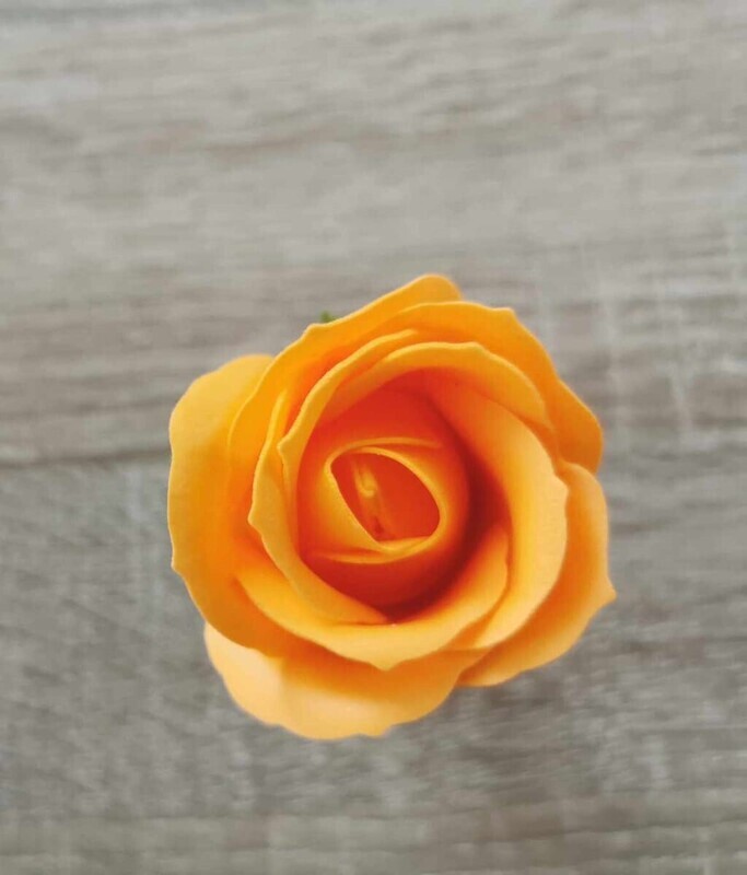 Orangefarbene handgemachte Blumen