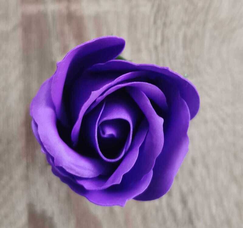 Violette handgemachte Blumen