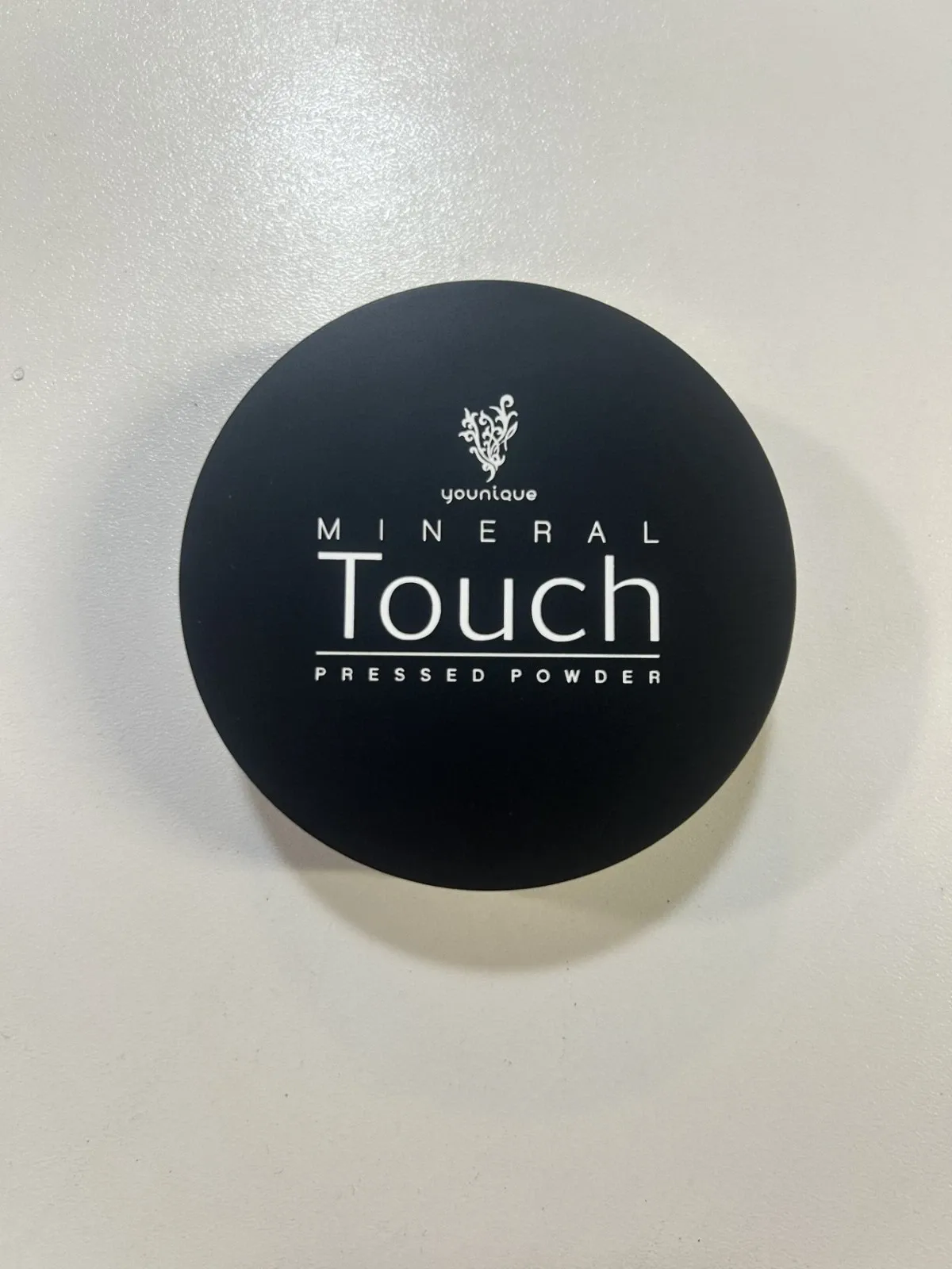 Younique Mineral Touch Pressed Powder Foundation