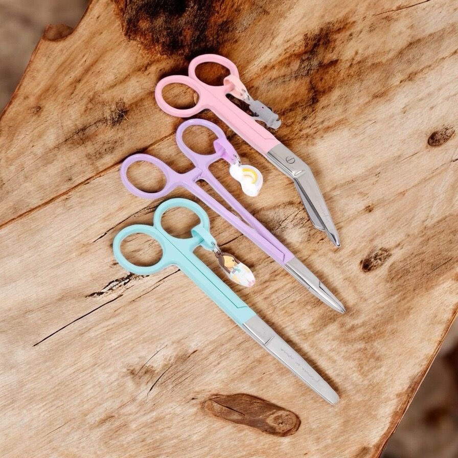 Set gekleurde kleuren scharen ✂️