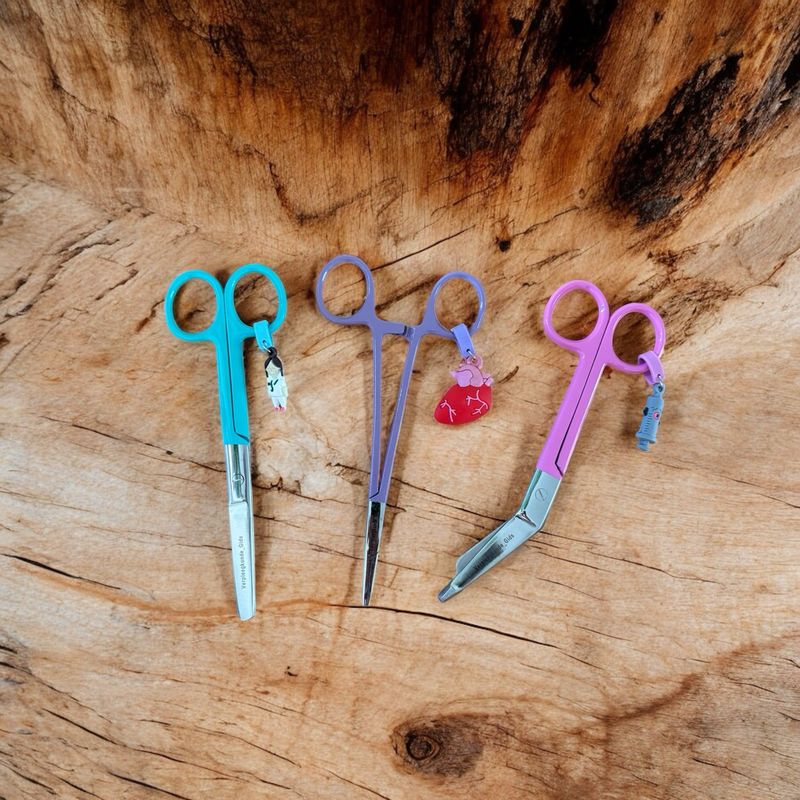 Set gekleurde kleuren scharen ✂️