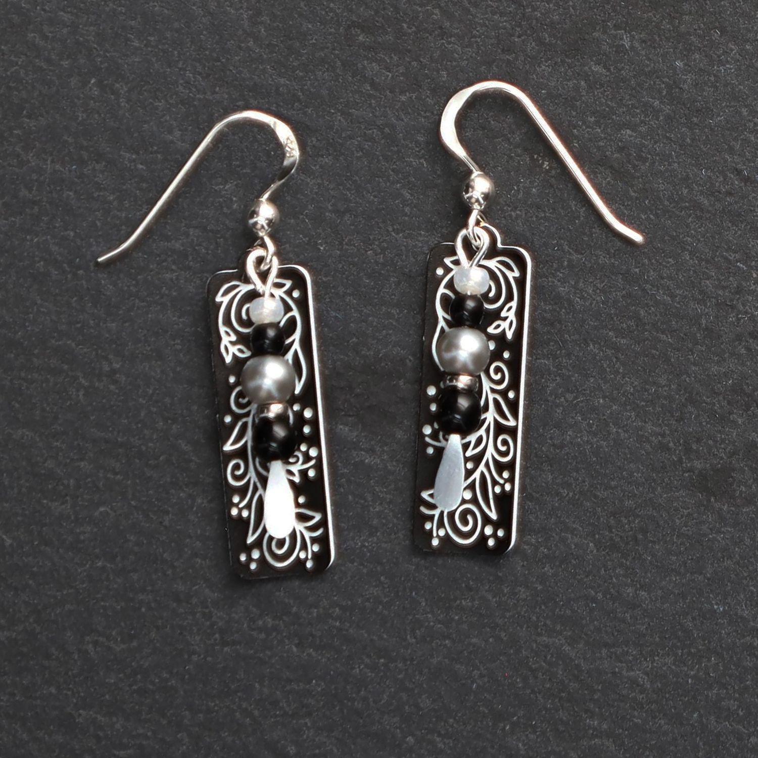 Onyx &amp; White Berries &amp; Vines