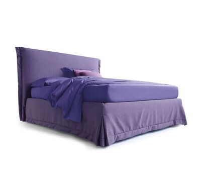 Letto matrimoniale Noctis CHLOE' in tessuto viola, vista frontale angolata