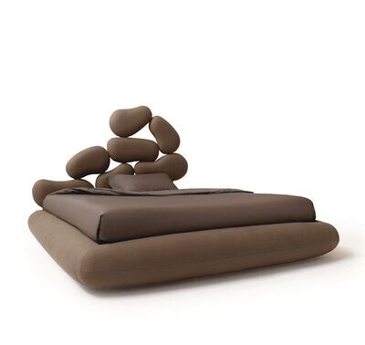 Letto matrimoniale Noctis STONES isolato con testiera scultorea effetto pietra