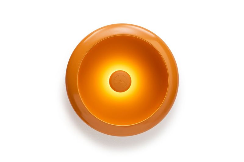 Lampada Fatboy Oloha Medium Sunny Orange vista dall’alto, accesa nella ciotola