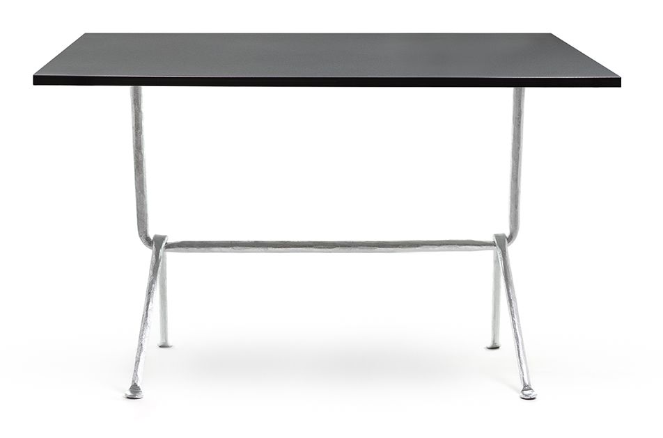 Tavolo Magis OFFICINA Bistrot con piano scuro e struttura in ferro