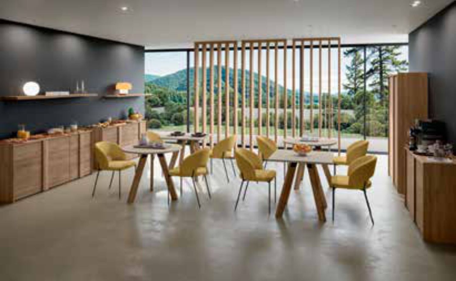 Imab Group Soggiorno PULSE QMF095 ambientato con madie, tavoli, divisori e sedie ADELINA