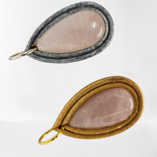 Colgante de cuarzo rosa con cordón de cuero dorado